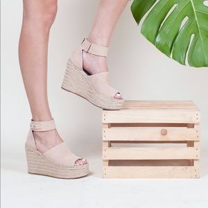 Dolce Vita Straw Wedges in Blush